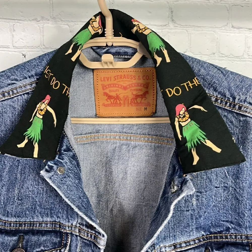 Levi’s Hula Girl Collar Trucker Denim Jacket size Medium Distressed - Picture 2 of 8